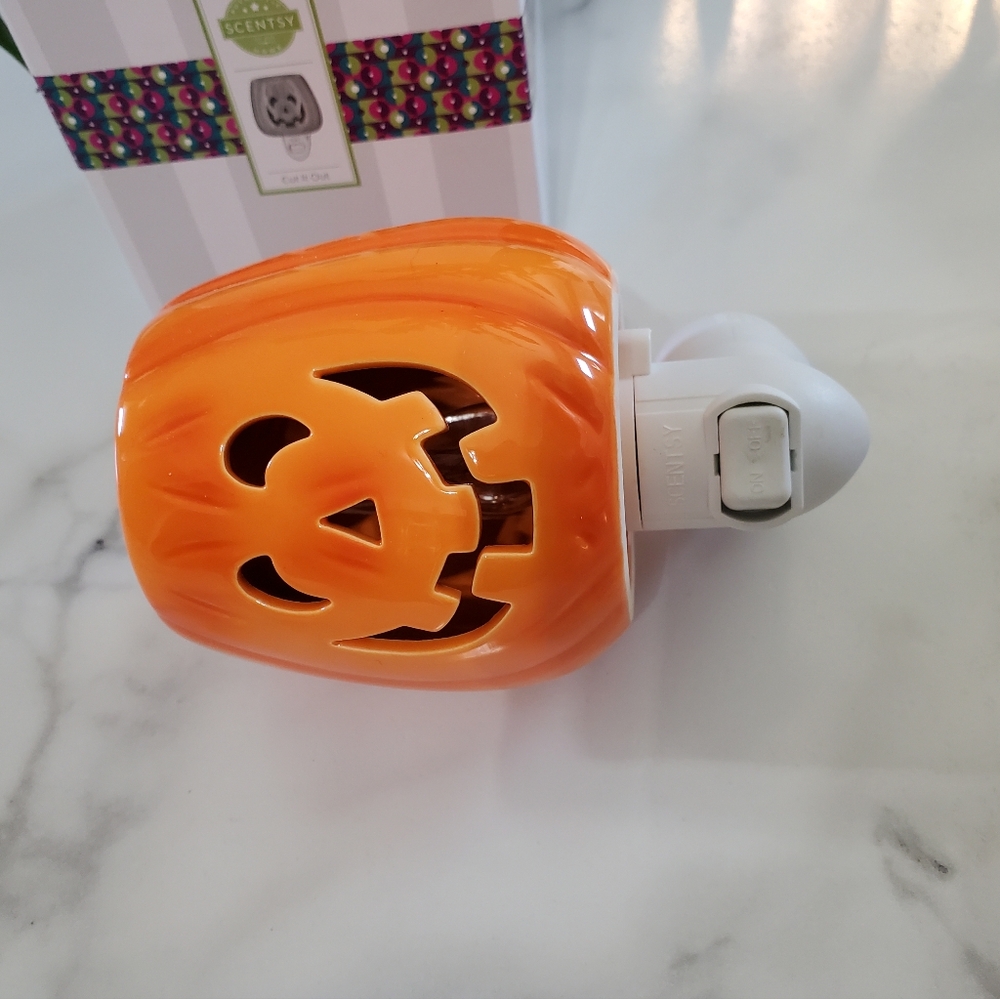 Cut it Out Scentsy Plugin Mini Warmer Pumpkin - Picture 5 of 14